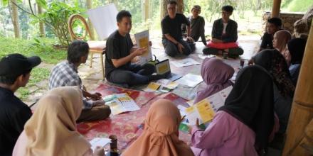 Image: Collaborative work with community to develop a disaster mitigation toolkit. Photo: Prananda L. Malasan.