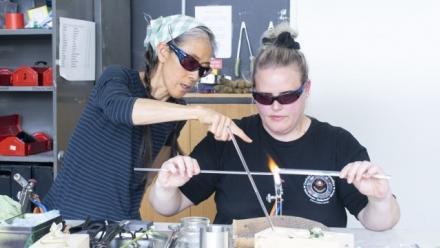 Image: Akie Haga and Alison Simpson. Photo by Yun Hu/ANU.
