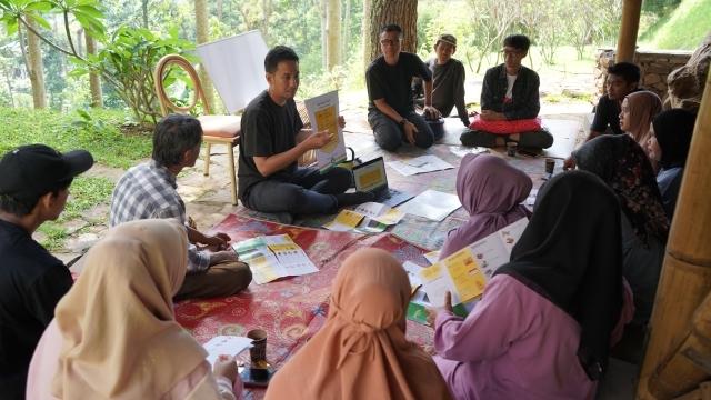 Image: Collaborative work with community to develop a disaster mitigation toolkit. Photo: Prananda L. Malasan.